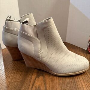 DV by Dolce Vita GERDY Beige Ankle Booties. NWOT. Size 11